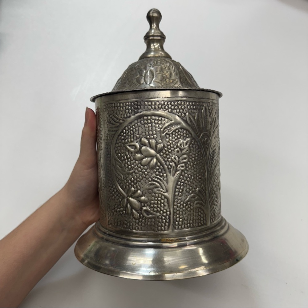 Vintage Silver Plated Biscuit Barrel Repousse Grapevine Design Floral Cookie Jar - Picture 2 of 5